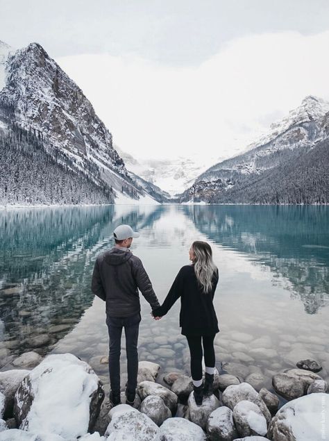 Country Engagement Pictures, Banff Photography, Winter Engagement Photos Outfits, Lake Louise Banff, Photo Voyage, Couple Inspiration, Travel Pose, Engagement Photos Country, Mountain Engagement Photos