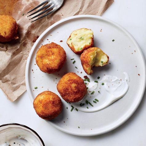 Mashed Potato Croquettes, Potato Croquette Recipe, Croquettes Recipe, Potatoes Roasted, Mini Hamburgers, Potato Croquettes, Stuffed Potato Balls, Making Mashed Potatoes, Leftover Mashed Potatoes