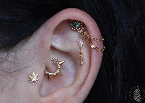 Ear Setup, Ear Cuff Piercing, Cottagecore Jewelry, Piercing Inspo, Cool Ear Piercings, Cartilage Jewelry, Cool Piercings, Ear Style, Indian Jewellery Design Earrings