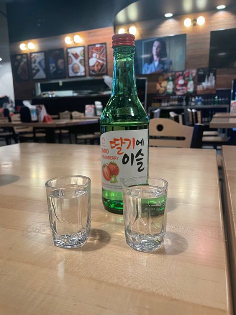 Strawberry Soju, Korean Fits, Food Japan, Snap Friends, Japan Food, Soju, Jakarta, Japan, Drinks