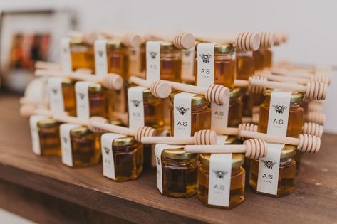 Honey Jar Tags, Meant To Bee Centerpieces, Meant To Bee Wedding Favors, Honey Wedding Gift, Silly Wedding, Honey Jar Wedding Favors, Bee Favor, Honey Jar Favors, Banquet Centerpieces