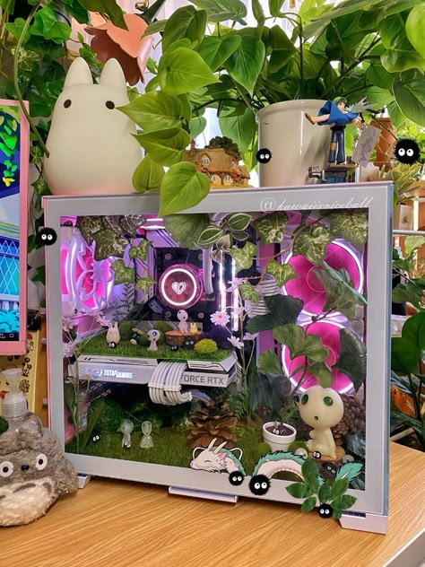 Pc Gaming Setup Aesthetic, Game Corner, Zimmer Diy, Gaming Aesthetic, Setup Pc, Lots Of Plants, Cozy Gaming, Gamer Setup, Desk Layout