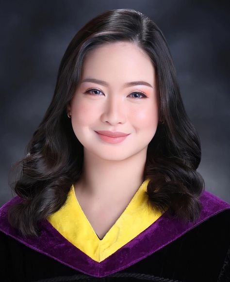 Graduation Pic Makeup Look, Natural Makeup Look For Graduation, Grad Pictorial Hairstyle, Grad Pictorial Makeup, Graduation Picture Poses Studio, Grad Portraits Studio, Graduation Photo Hairstyles, Graduation Photoshoot Makeup, Natural Makeup For Graduation