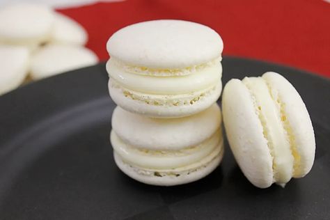 White Chocolate Cream Cheese Macarons - Windy City Baker Almond Macarons, Almond Buttercream, Almond Macaroons, Macaron Filling, Chocolate Cream Cheese Frosting, Macaron Cookies, Italian Meringue, French Macaroons, Macaroon Recipes