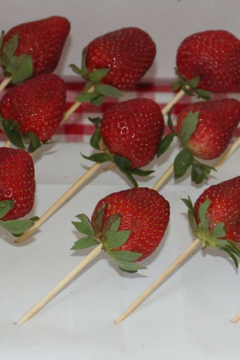 truffula trees Strawberry On A Stick, Strawberry Pops, Dr Suess Birthday, Coloured Chocolate, Family Recipies, Doctor Suess Birthday, Dr Seuss Day, Strawberry Party, Entertaining Friends