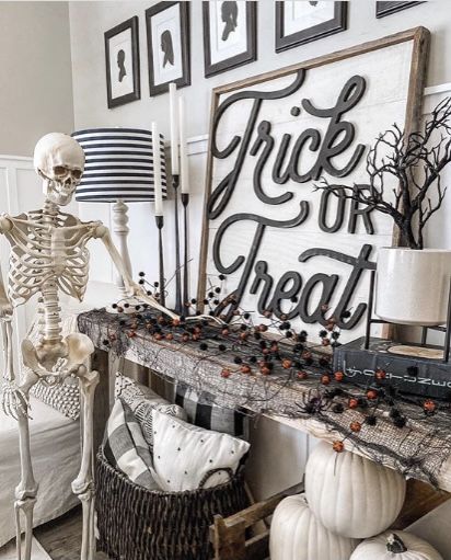 Halloween Decor Diy, Image Halloween, Casa Halloween, Farmhouse Halloween, Diy Halloween Decor, Halloween Tattoo, Fun Halloween Decor, Couples Halloween, Room Walls