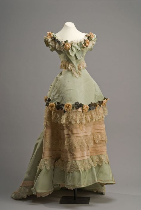 Fashions From History — Evening Dress Late 19th Century (French) Museo de... 1870s Fashion, 1890s Fashion, Silk Evening Dress, 1800s Fashion, Century Dress, Victorian Costume, 19th Century Fashion, Old Dresses, Victorian Clothing