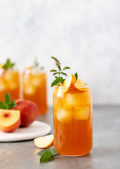 Cool off this summer with this delicious and refreshing peach lavender iced tea. It comes together with a black peach tea, lavender simple syrup, fresh peaches and mint. This tea tastes great and is a big crowd pleaser. | #icedtea #tearecipes #peach #lavender #peachlavender #howisummer #drinks #drinkphotography #summerrecipes #recipesforacrowd #gatherings Ice Tea Photography, Porch Drinks, Movie Recipes, Peach Iced Tea, Tea Lavender, Iced Tea Recipe, Peach Lavender, Peach Drinks, Tea Restaurant