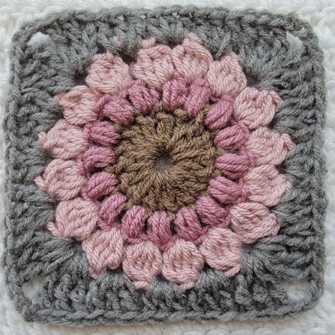 Free Crochet Pattern: Sunburst Granny Square! – crochetmelovely Sunburst Granny Square Pattern, Crochet Motives, Triple Crochet Stitch, Crochet Flower Granny Square Pattern, Granny Square Pattern Free, Crochet Flower Squares, Sunburst Granny Square, Quick Crochet Projects, Granny Square Pattern