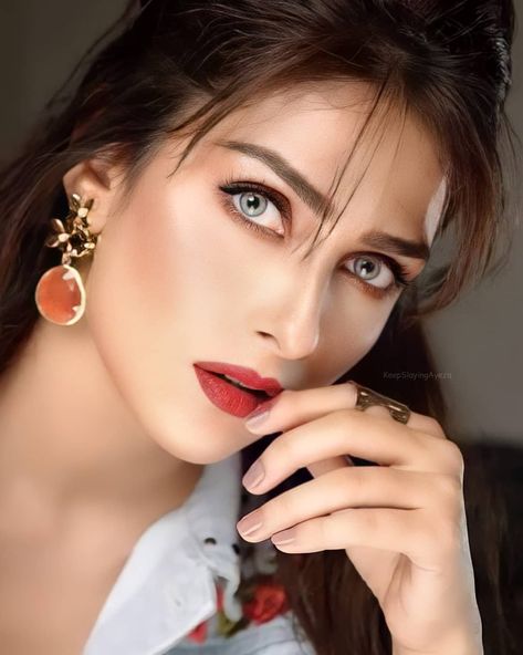 Aiza Khan Looking Ethereal In Her latest Photoshoot Aiza Khan Pics, Ayza Khan, Aiza Khan, Beauty Crush, Ayeza Khan, Bridal Photoshoot, Simple Pakistani Dresses, Classy Photography, Desi Beauty