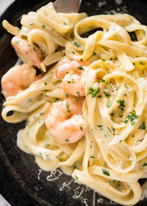 This Creamy Garlic Prawn Pasta is for all those nights when nothing but a creamy pasta will do. www.recipetineats.com Creamy Garlic Prawn Pasta, Creamy Prawn Pasta, Prawn Pasta Recipe, Garlic Prawn Pasta, Creamy Garlic Prawns, Creamy Seafood Pasta, Garlic Prawn, Prawn Linguine, Pasta A La Carbonara