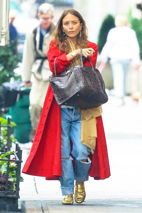 Ashley Olsen Style, Olsen Fashion, Olsen Twins Style, Twins Fashion, Mary Kate Ashley, Red Trench Coat, Olsen Twins, Mary Kate Olsen, Coat Outfit