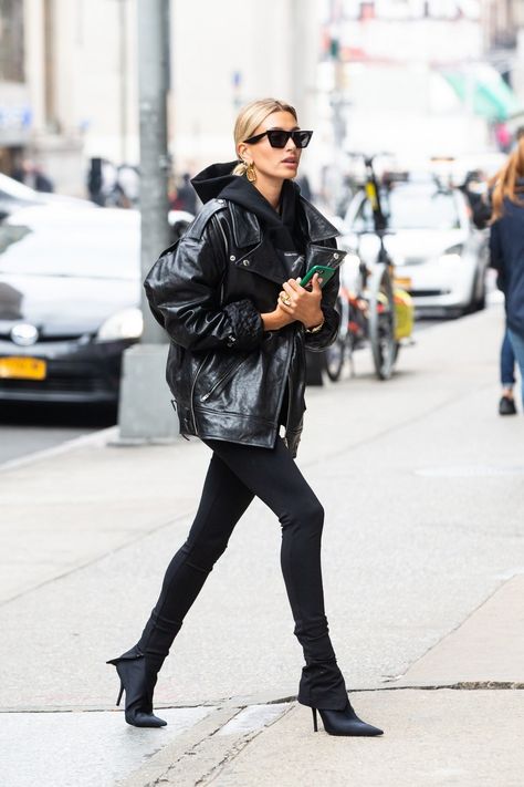 Black Capsule Wardrobe, Mantel Outfit, Walking Down The Street, Pastel Outfit, Rachel Green, Looks Street Style, All Black Outfit, Looks Chic, Mode Inspo