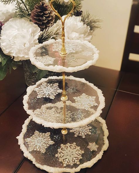 Epoxy Resin 3 Tier Tray, Christmas Resin Gifts, Winter Resin Ideas, Christmas Resin Tray Ideas, Christmas Resin Tray, Christmas Resin Art, Christmas Epoxy Ideas, Resin Christmas Ideas, Resin Christmas Gifts