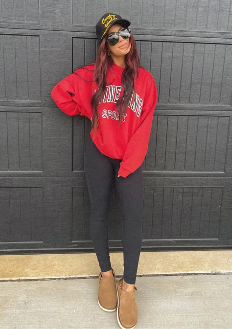 Red Sweatshirt Outfit Winter, How To Style A Crewneck, Big Sweatshirt Outfit, Navy Blue Sweatshirt Outfit, Crewneck Outfit Women, Womens Sweat Outfits, Red Crewneck Outfit, Chelsea Deboer Style, Red Sweatpants Outfit