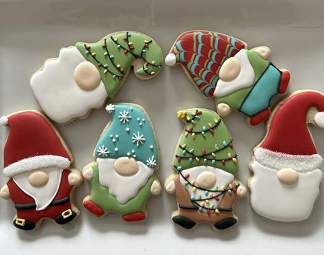 Decorated Gnome Cookies, Gnome Christmas Cookies Decorated, Christmas Gnome Cookies Decorated, Novogodisnji Keksici, Gnome Christmas Cookies, Gnome Cookies Decorated, Gnome Cookies, Iced Christmas Cookies, Christmas Cookie Frosting