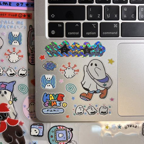 Chromebook Decorations, Stickers On Laptop Aesthetic, Chromebook Aesthetic, Decorated Laptop, Macbook Case Stickers, Laptop Case Stickers, Laptop Decoration, Cute Laptop Stickers, Macbook Stickers