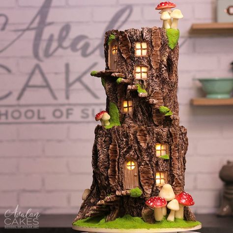 Fairy Log Stump Tree House Woodland Cake that Lights Up Tutorial • Avalon Cakes Woodland Fairy Cake, Stump Fairy House, Enchanted Forest Cake, Fairy House Cake, Stump Cake, Tree Stump Cake, Fairy Garden Cake, Mushroom Cake, Enchanted Forest Birthday