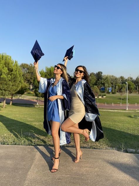 Back Graduation Pictures, Graduation Party Pictures Ideas, Graduation Party With Friends, Graduation Inspo Pics Aesthetic, Outfit For Graduation Party, Graduacion Aesthetic, Graduation Looks Outfits, Convocation Outfit Graduation, Graduation Dress Ideas