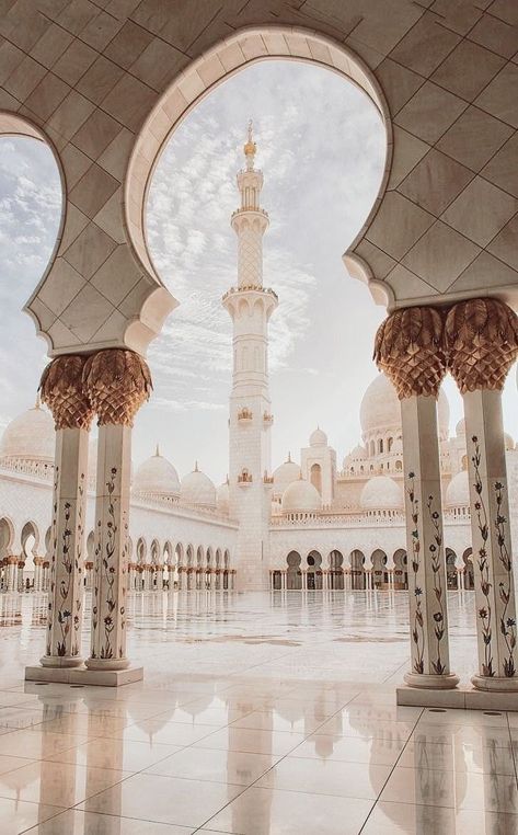 Dubai Wallpaper, La Mecca, Sultan Qaboos Grand Mosque, Fesyen Islam, Muslim Culture, Mosque Art, Sheikh Zayed Grand Mosque, Mosque Architecture, Mecca Wallpaper