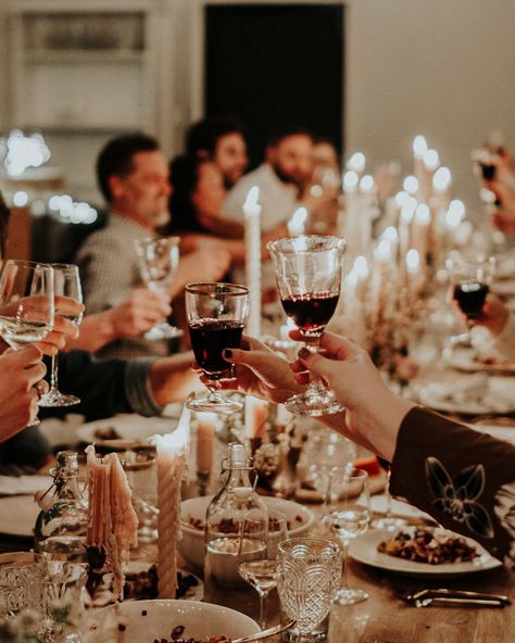 Dinner Party Pictures, Perfect Dinner Party, Corporate Holiday Party, Hosting Dinner, Holiday Dinner Party, Elegant Dinner Party, Christmas Dinner Party, Dinner Event, Party Pictures