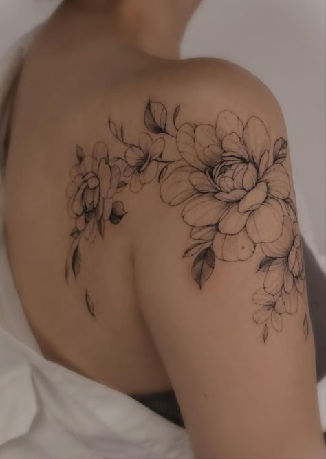 Feminine Shoulder Tattoos, Women's Shoulder Tattoo, Floral Tattoo Shoulder, Flower Tattoo Shoulder, Peonies Tattoo, Inspiration Tattoos, Shoulder Tattoos For Women, Shoulder Tattoos, Aesthetic Tattoo