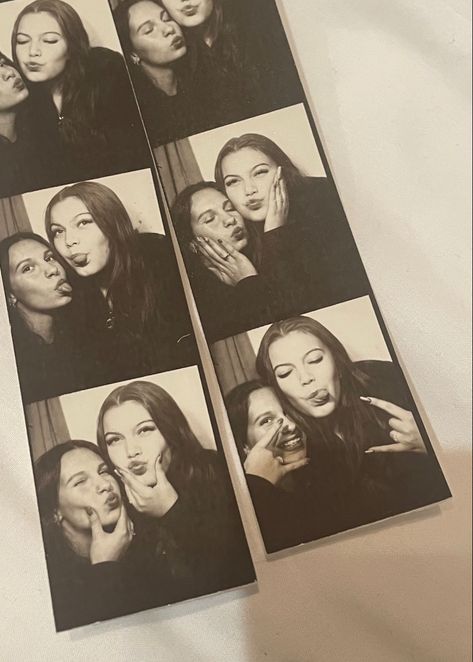 Photobooth Pictures Best Friends, Retro Friends Aesthetic, Photobooth Pics Friends, Photobooth Instagram Post, Photo Booth Aesthetic Friends, Photobooth Ideas Best Friends, Photobooth Friends Aesthetic, Best Friend Photobooth Poses, Photobooth At Party