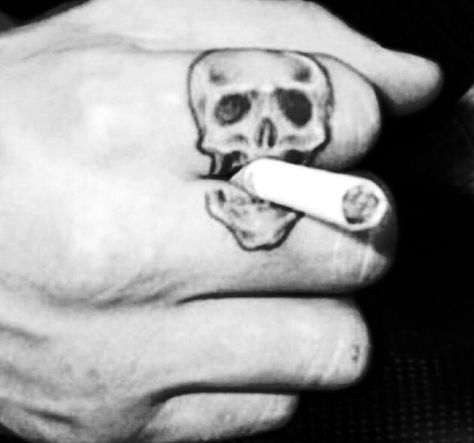 Skull Finger Tattoos, Herren Hand Tattoos, Serpent Tattoo, Rock Tattoo, Creepy Tattoos, Diy Tattoo, Hand Tattoos For Guys, Maori Tattoo, Dark Tattoo