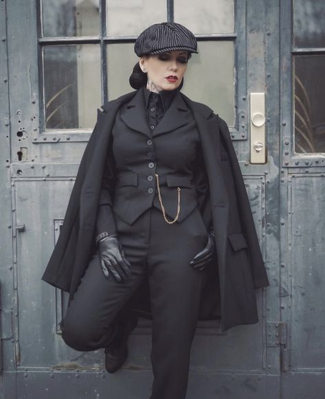 Lady Detective Outfits, Female Victorian Suit, Women Tuxedo Outfit Aesthetic, Victorian Suits Women, Alternative Suit Women, Women In Suits Aesthetic Mafia, Women In Tuxedos Aesthetic, Victorian Suit Women, Gothic Suit Women