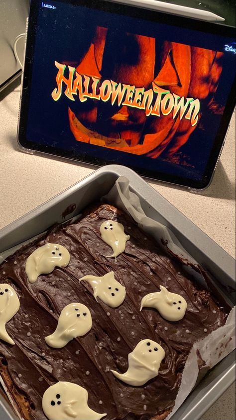 Halloweentown, halloween, spooky season, spooky season aesthetic, halloween aesthetic, halloween baking, brownies, halloween brownies, ghost brownies, halloween treats, autumn, fall, aesthetic Autumn Aesthetic Baking, Halloween Baking Brownies, Aesthetic Halloween Baking, Fall 2021 Aesthetic, Cozy Fall Treats, Halloween Desserts Aesthetic, Spooky Season Ideas, Halloween Treats Aesthetic, Halloween Cozy Aesthetic