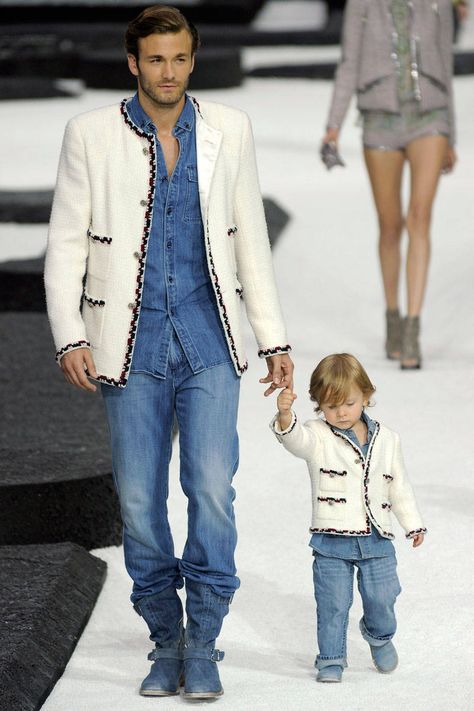 Chanel's Cutest Model Hudson Kroenig - Elle Chanel Kids, Slinky Black Dress, Chanel Men, Chanel Runway, Men's Streetwear, Chanel Jacket, Chanel Haute Couture, Chanel Spring, Classic Suit