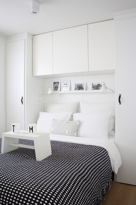 Have Dad build us some flanking closets around bed for storage Shallow Cabinets, Små Rum Lidt Plads, Small Bedroom Storage, Storage Solutions Bedroom, Small Bedroom Designs, Scandinavian Bedroom, غرفة ملابس, Tiny Bedroom, Bedroom Wardrobe