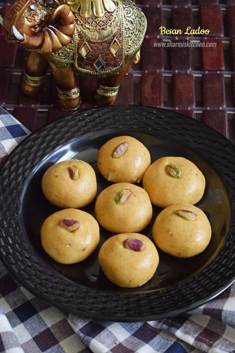 Makhana Ladoo Recipe, Besan Laddu Recipe, Easy Besan Ladoo Recipe, Alsi Ke Ladoo Recipe, Basan Ke Ladoo, Gram Flour, Cardamom Powder, Indian Sweet, Clarified Butter