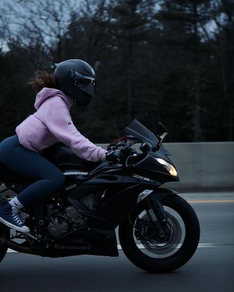 Bike Aesthetic, Motorcycle Aesthetic, Motorcycle Photography, Biker Aesthetic, Female Biker, Bike Photoshoot, Pretty Bike, Biker Love, Biker Outfit