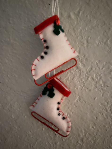 Felt hanging Ice Skate Ornaments. They come  in two colors (red/white or white/red). Hang on you tree, in work cubical, on wall, or as an embellishment on a package. Made from felt and 100% hand made. Ice Skate Decoration, Ice Skate Christmas, Ice Skate Ornaments, Diy Felt Christmas Ornaments, Music Ornaments, Felt Crafts Christmas, Felt Christmas Decorations, Christmas Applique, Ice Skate