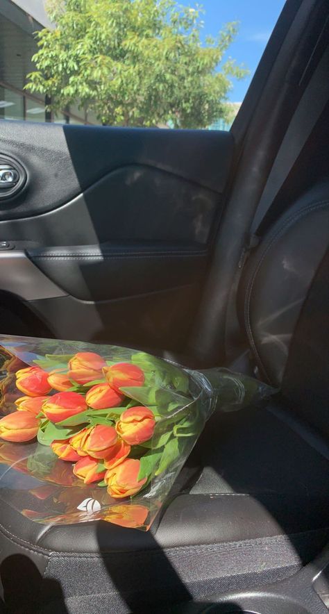 Tulips For Girlfriend, Boyfriend Getting Flowers, Flower Bouquet Girlfriend, Boyfriend Flowers Gift, Boyfriend Giving Flowers Aesthetic, Boyfriend Gift Aesthetic, Surprise Flowers From Boyfriend, Boyfriend Giving Flowers To Girlfriend, Flowers In Car Aesthetic