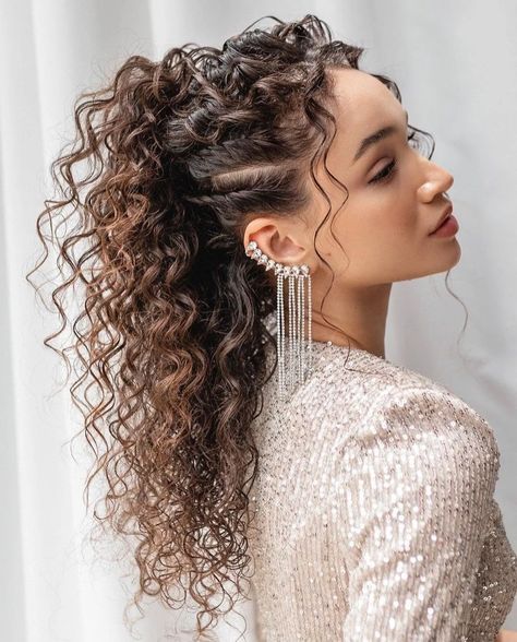 Peinados tips para pelo con rulos Natural Curly Hair Half Up Half Down, Naturally Curly Hairstyles For Wedding, Curly Braided Updo, Naturally Curly Wedding Hair, Curly Bridal Hair, Classic Wedding Hair, Bridal Hair Buns, Curly Wedding Hair, Hairdos For Curly Hair