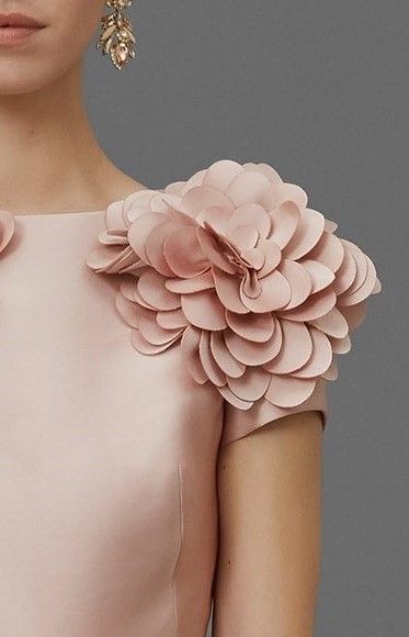 Beautiful shoulder detail                                                                                                                                                                                 Más Projek Menjahit, Fall Fashion 2016, Couture Details, Zuhair Murad, Marchesa, 2016 Fashion, Mode Inspiration, Sleeve Designs, Fashion Details