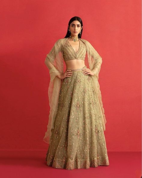 Looking for something smashing to slay your musical night? Check out these trendy Sangeet Lehenga designs that would totally inspire your look for the night! Lehenga Dupatta Draping Style Net, Net Dupatta Draping Styles, Lehenga Dupatta Style, Dupatta Draping Style, Lehenga Dupatta Draping Style, Dupatta Draping Styles, Plain Lehenga, Dupatta Draping, Ridhi Mehra