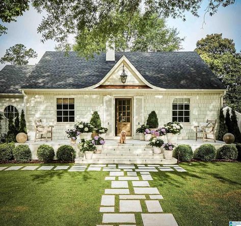 White Wash Brick House, Whitewash Brick House, Whitewash Brick, Whitewashed Brick, Cottage House Exterior, White Exterior Houses, French Farmhouse Style, White Wash Brick, Brick Exterior House