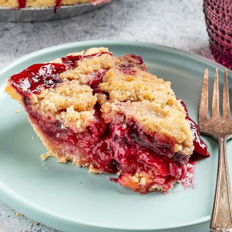 This plum pie combines juicy plums with a sweet crumble topping for a deliciously simple dessert. Perfect for using fresh plums, this pie is sure to impress your family and friends! Sugar Plum Pie, Plum Pie Recipe, Berry Pies, Life Of Pie, Sugar Cream Pie, Plum Pie, Crumble Tart, Pear Pie, Raspberry Pie