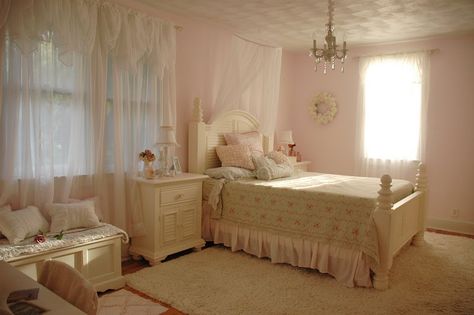 Cute Cozy Room, Pink Walls Bedroom, Bedroom Renovation Ideas, Cozy Room Ideas, Soft Bedroom, Pink Room Decor, Shabby Chic Room, Bedroom Renovation, Bedroom Color