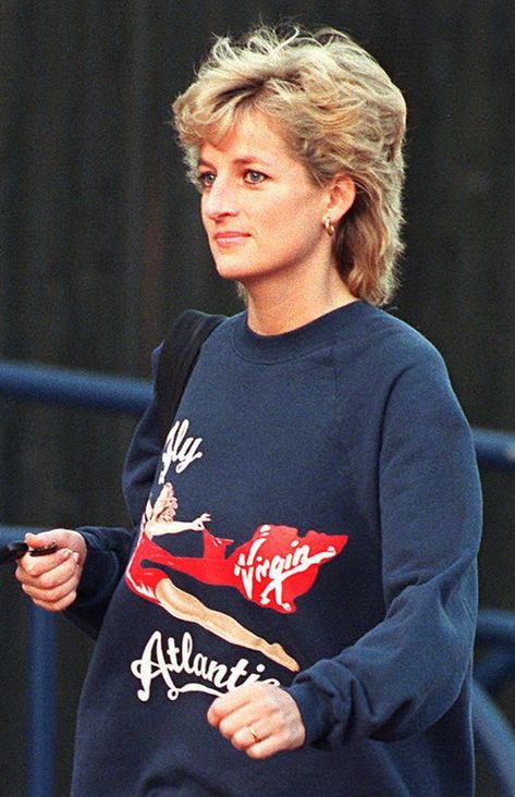 Diana Paparazzi, Pelo Ulzzang, Diana Queen, Prinz Charles, Princess Diana Fashion, Travel Things, Princes Diana, Blue Girl, Navy Sweatshirt