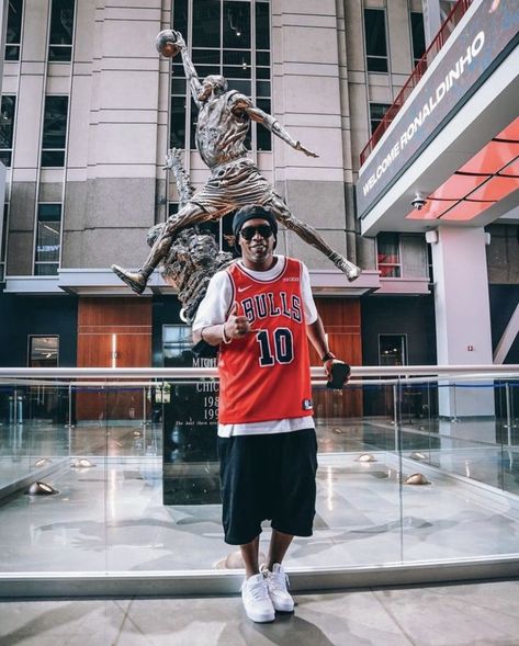 Ronaldinho em visita ao United Center “Chicago Bulls” com seu estilo único, posando a frente da estátua de Michael Jordan 23 Nba Jersey Outfit, Chicago Bulls Outfit, United Center Chicago, Michael Jordan 23, Michael Jordan Art, Michael Jordan Jersey, Jordan Bulls, Jordan Outfit, Jordan Retro 4