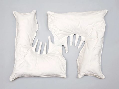 Artist Mathilde Roussel-Giraudy asks you to reflect on the loss of a loved one with her creative sculpture series Empreinte. She cut and stitched a real Pillow Art Installation, Negative Space Art, Sculpture Installation, Soft Sculpture, Negative Space, Space Art, Installation Art, Textile Art, Hands On