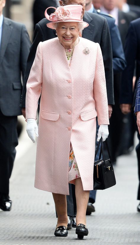 Coat Dresses, Rainbow Spectrum, Rainha Elizabeth Ii, Hm The Queen, Prinz Harry, Orange Midi Dress, Reine Elizabeth, Purple Suits, Yellow Coat