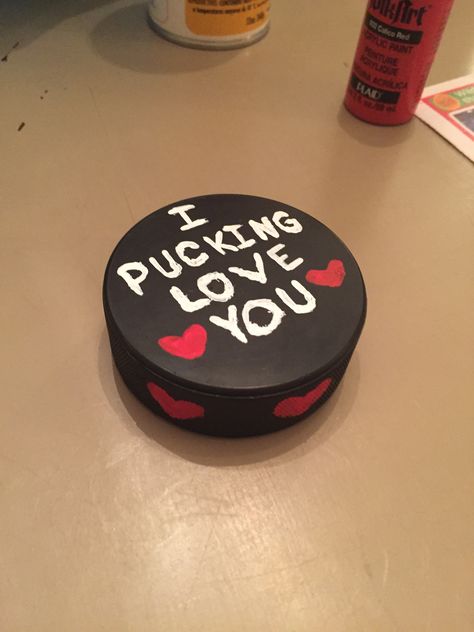 Valentine for my hockey player <3 Hockey Bf, Hockey Boyfriend, Hockey Valentines, Hockey Girlfriend, Cadeau St Valentin, Valentines Gift Bags, Hockey Gifts, Bf Gifts