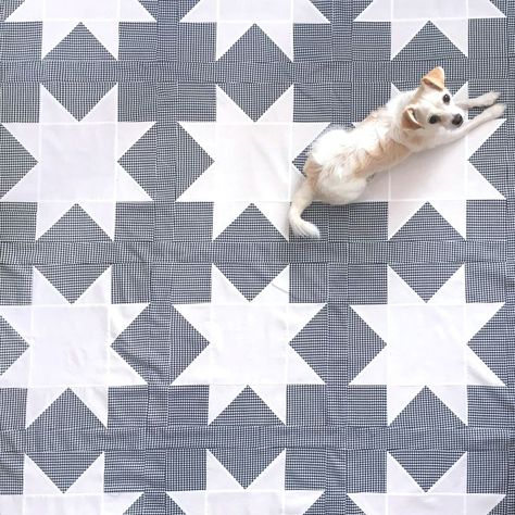 Free Sawtooth Star quilt pattern with math conversion chart to size up or down. H Quilt, Math Conversion Chart, Saw Tooth Star Quilt, Classic Quilt Patterns, Sawtooth Star Quilt, Hst Quilts, Quilt Stars, Sawtooth Star, Suzy Quilts