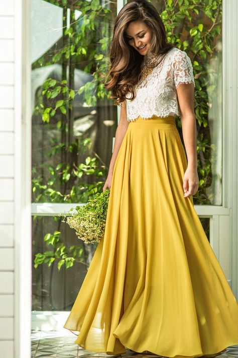 The best Shirts to Wear with Maxi Skirts all year long 2 Piece Lace Dress, Sukienki Maksi, Yellow Maxi Skirts, Áo Blu, Skirt Diy, Full Maxi Skirt, Maxi Rok, Prom Dresses Yellow, Yellow Maxi