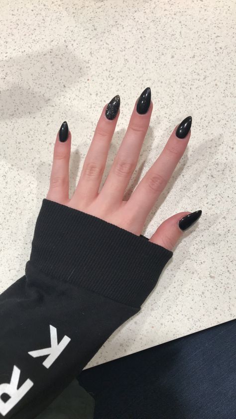 Black And White Pointy Nails, Short Black Stilleto Nails Designs, Short Pointy Black Nails, Nail Inspo Short Stilleto, Black Sharp Almond Nails, Short Sharp Black Nails, Black Stelito Nails, Black Short Stiletto Nails, Black Sharp Nails